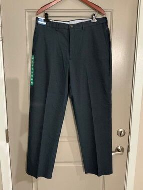 Haggar Men's Classic Fit Premium Non-Iron Hidden Comfort Midnight blue Sz 38x32